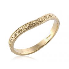 טבעת נישואין המקושטת בחריטות פרחוניות 