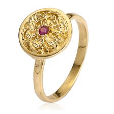 טבעת חותם מעוטרת משובצת רובי