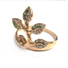 טבעת עלים משובצת אמרלדים ויהלומים