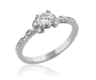 טבעת אירוסין עדינה משובצת יהלומים